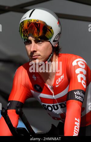 Cedric Beullens (squadra Lotto-Soudal) visto allerta all'inizio del prologo.l'edizione 7th del Tour de la Provence si svolge dal 10 al 13 febbraio 2022. La gara ha 3 tappe e un prologo. Il prologo è un periodo di prova di 7,1 chilometri nella città di Berre-l'etang (Bouches-du-Rhone). Il vincitore del prologo è Filippo Ganna. Credit: SOPA Images Limited/Alamy Live News Foto Stock