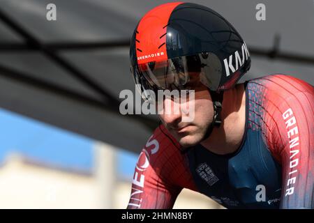 Elia Viviani (Team Ineos Grenadier) visto allerta all'inizio del prologo.l'edizione 7th del Tour de la Provence si svolge dal 10 al 13 febbraio 2022. La gara ha 3 tappe e un prologo. Il prologo è un periodo di prova di 7,1 chilometri nella città di Berre-l'etang (Bouches-du-Rhone). Il vincitore del prologo è Filippo Ganna. Credit: SOPA Images Limited/Alamy Live News Foto Stock