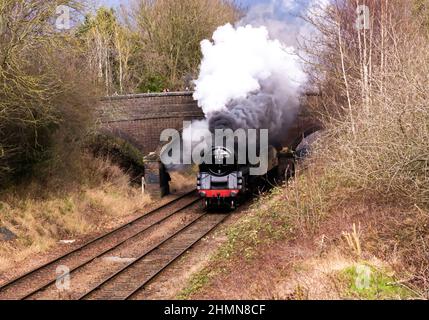 Treno passeggeri con trasporto a vapore lungo il tragitto per Quorn da Loughborough Foto Stock