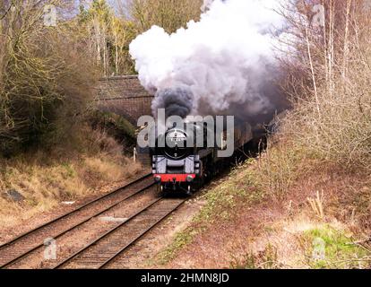 Treno passeggeri con trasporto a vapore lungo il tragitto per Quorn da Loughborough Foto Stock