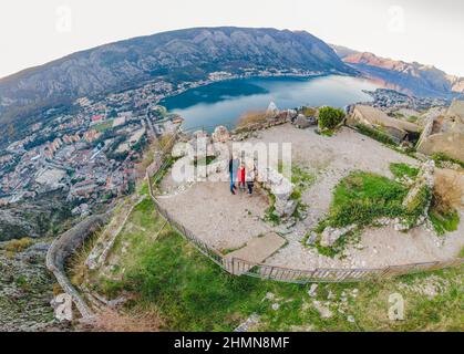 Famiglia di escursionisti sul trekking nella città vecchia di Cattaro scala della fortezza di Cattaro Escursionismo Trail. Vista aerea del drone Foto Stock