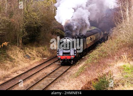 Treno passeggeri con trasporto a vapore lungo il tragitto per Quorn da Loughborough Foto Stock