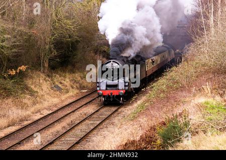 Treno passeggeri con trasporto a vapore lungo il tragitto per Quorn da Loughborough Foto Stock