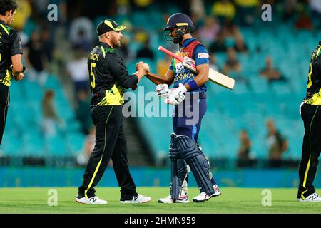 Sydney, Australia. 11th Feb 2022. Aaron Finch Capitano of Australia si congratula con Dinesh Chandimal dello Sri Lanka dopo che l'Australia ha sconfitto lo Sri Lanka International T20 Match tra Australia e Sri Lanka al Sydney Cricket Ground, Sydney, Australia, il 11 febbraio 2022. Foto di Peter Dovgan. Solo per uso editoriale, licenza richiesta per uso commerciale. Nessun utilizzo nelle scommesse, nei giochi o nelle pubblicazioni di un singolo club/campionato/giocatore. Credit: UK Sports Pics Ltd/Alamy Live News Foto Stock