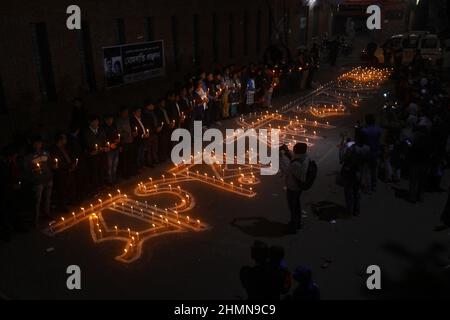 L'organizzazione giornalista del Bangladesh Dhaka Reporter's Unity porta avanti una veglia a lume di candela per chiedere giustizia alla coppia di giornalisti Sagar Sarowar e Meherun Runi uccisi 10 anni fa e il cui omicidio rimane irrisolto. Dhaka, Bangladesh, 10 febbraio 2022. Foto di Habibur Rahman/ABACAPRESS.COM Foto Stock