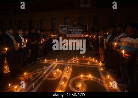 L'organizzazione giornalista del Bangladesh Dhaka Reporter's Unity porta avanti una veglia a lume di candela per chiedere giustizia alla coppia di giornalisti Sagar Sarowar e Meherun Runi uccisi 10 anni fa e il cui omicidio rimane irrisolto. Dhaka, Bangladesh, 10 febbraio 2022. Foto di Habibur Rahman/ABACAPRESS.COM Foto Stock