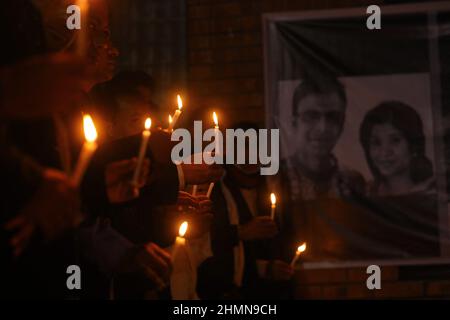 L'organizzazione giornalista del Bangladesh Dhaka Reporter's Unity porta avanti una veglia a lume di candela per chiedere giustizia alla coppia di giornalisti Sagar Sarowar e Meherun Runi uccisi 10 anni fa e il cui omicidio rimane irrisolto. Dhaka, Bangladesh, 10 febbraio 2022. Foto di Habibur Rahman/ABACAPRESS.COM Foto Stock