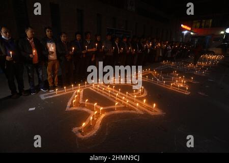 L'organizzazione giornalista del Bangladesh Dhaka Reporter's Unity porta avanti una veglia a lume di candela per chiedere giustizia alla coppia di giornalisti Sagar Sarowar e Meherun Runi uccisi 10 anni fa e il cui omicidio rimane irrisolto. Dhaka, Bangladesh, 10 febbraio 2022. Foto di Habibur Rahman/ABACAPRESS.COM Foto Stock