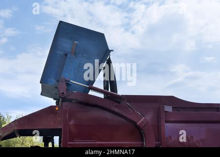 Veicolo per il trasporto di rifiuti che si carica in di rifiuti urbani urbani di riciclaggio Foto Stock