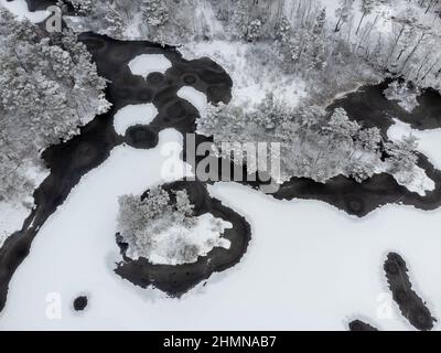 Fotografia con droni, paesaggio innevato invernale. Lago coperto di neve e gli alberi. Foto Stock