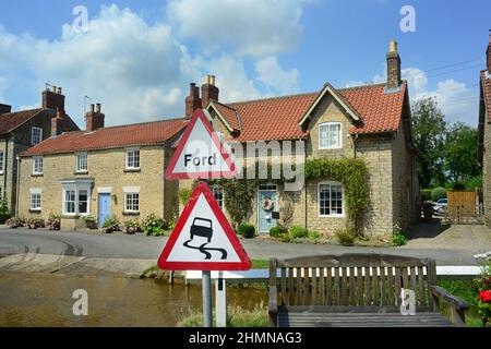 ford segnale di avvertimento a Marr's beck da cottage nel villaggio di hovingham nord yorkshire brucia regno unito Foto Stock