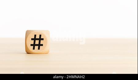 Simbolo hashtag su cubo di legno. Spazio di copia Foto Stock