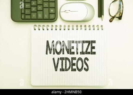 Didascalia concettuale Monetizza video. Business showcase processo di guadagnare soldi dai tuoi video caricati su YouTube Office Supplies over Desk with Foto Stock