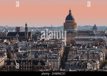Vista della città sul 5th Arrondissement di Parigi con il Panthéon durante un tramonto di primavera mite Foto Stock