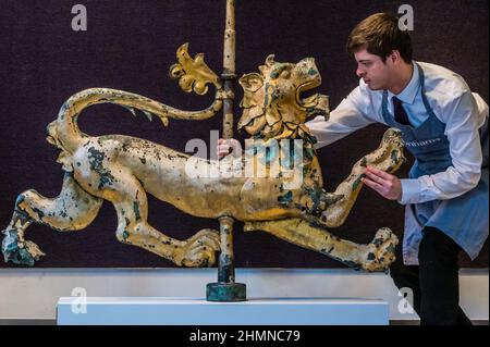 Londra, Regno Unito. 11th Feb 2022. Anteprima della vendita della biblioteca di Bonhams presso la sala vendite di Knightsbridge. La vendita si svolgerà dal 15 al 16th febbraio a Knightsbridge. Credit: Guy Bell/Alamy Live News Foto Stock