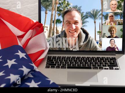 Zoom conferenza. I partner aziendali comunicano tramite video utilizzando un laptop. Il ragazzo parla con il suo aspetto dei partner commerciali circa i piani e la strategia Foto Stock