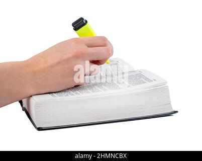 Evidenziazione libro. Mano che sottolinea il testo importante nel libro isolato su sfondo bianco. Istruzione, concetto di analisi delle informazioni. Foto di alta qualità Foto Stock