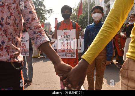 Kolkata, India. 07th Feb 2022. All India Mahila Samskritik Sanghatan (AIMSS) e all India Democratic Students' Organization (AIDSO) hanno organizzato un rally chiedendo di riaprire tutte le scuole dallo standard 1st nel Bengala Occidentale, India il 7 febbraio 2022. Recentemente il governo del Bengala occidentale ha pubblicato un avviso di apertura di scuole dal 8th standard al 12th compresi i college e le università che sono già iniziate dal 3rd febbraio 2022. (Foto di Sukhomoy Sen/Pacific Press/Sipa USA) Credit: Sipa USA/Alamy Live News Foto Stock