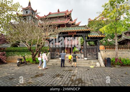 Pagoda di Thien Hung, Città di Quy Nhon, Provincia di Binh Dinh, Vietnam - 2 gennaio 2021: Foto della Pagoda di Thien Hung nella Città di Quy Nhon, Provincia di Binh Dinh, V Foto Stock