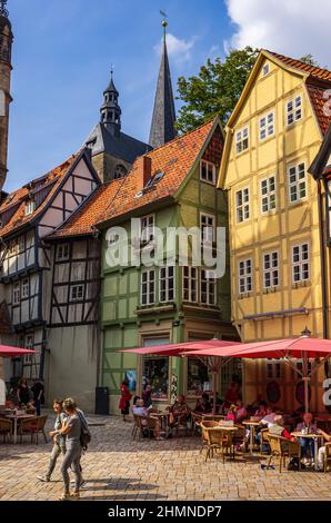 Quedlinburg, Sassonia-Anhalt, Germania: Scenario pittoresco sulla piazza del mercato, dove numerosi turisti e cittadini trambusto e traffico. Foto Stock