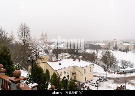 Vitebsk, Bielorussia - Febbraio 2022: Paesaggio urbano invernale. Via Tolstoy e fiume Vimba. Foto orizzontale. Foto Stock