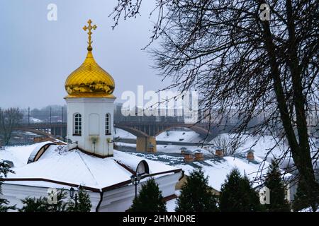 Vitebsk, Bielorussia - Febbraio 2022: Paesaggio urbano invernale. Convento dello Spirito Santo. Foto orizzontale. Foto Stock