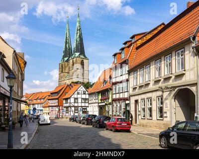 Quedlinburg, Sassonia-Anhalt, Germania: Traffico stazionario, storico, case a graticcio a Pölkenstrasse e vista della chiesa di San Nicola. Foto Stock