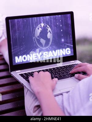 Ispirazione che mostra segno risparmio di denaro. Concetto che significa investimento e deposito in una banca e gli acquisti differiti laptop che riposa su Lap di Donna con Foto Stock