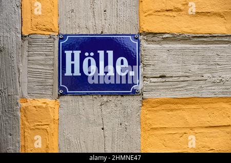 Strada segno di Hölle (Inferno) nella stretta corsia dello stesso nome, storico centro storico di Quedlinburg, Sassonia-Anhalt, Germania. Foto Stock