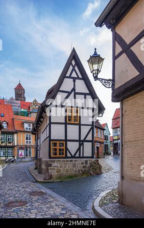 Quedlinburg, Sassonia-Anhalt, Germania: Estremità settentrionale del timpano famoso classificato casa a graticcio Finkenherd 1. Foto Stock