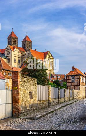 Castello e Collegiata di San Servatio sulla collina di Schlossberg, patrimonio dell'umanità di Quedlinburg, Sassonia-Anhalt, Germania. Foto Stock