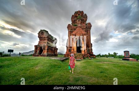 Banh IT Tower, Quy Nhon City Vietnam - 2 gennaio 2021: Banh IT Tower (torta IT) in cima alla collina. Questa torre è stata costruita nel 10th secolo con il Foto Stock