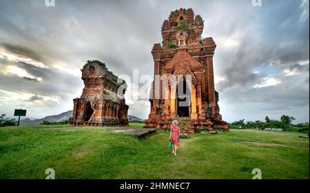 Banh IT Tower, Quy Nhon City Vietnam - 2 gennaio 2021: Banh IT Tower (torta IT) in cima alla collina. Questa torre è stata costruita nel 10th secolo con il Foto Stock