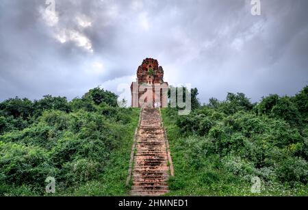 Banh IT Tower, Quy Nhon City Vietnam - 2 gennaio 2021: Banh IT Tower (torta IT) in cima alla collina. Questa torre è stata costruita nel 10th secolo con il Foto Stock