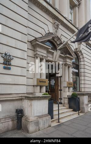 All'esterno del Farlows of Pall Mall, un negozio di attività all'aperto con mandato reale, che vende attrezzature per tiro e pesca con la mosca. Londra, Inghilterra, Regno Unito Foto Stock