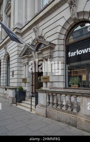 All'esterno del Farlows of Pall Mall, un negozio di attività all'aperto con mandato reale, che vende attrezzature per tiro e pesca con la mosca. Londra, Inghilterra, Regno Unito Foto Stock