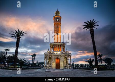 Vista sulla Torre dell'Orologio di Izmir in piazza Konak. Luogo famoso. Colori del tramonto Foto Stock
