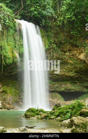 Incredibile nautica selvaggia cade nel sud america paese. Fiume di montagna e cascata HD. Flusso d'acqua pulita. Sotto è perfettamente chiaro specchio d'acqua. OU Foto Stock