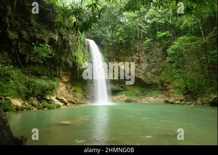Incredibile acqua selvaggia che si riversa nel paese sudamericano. Fiume di montagna e cascata HD. Sotto è perfettamente chiaro specchio d'acqua. L'area all'aperto è piena di spazio Foto Stock