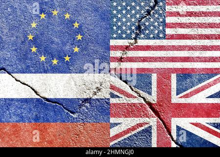 UE vs USA vs Russia vs UK National bandiere icona isolato su rotto intemperie muro incrinato sfondo Foto Stock