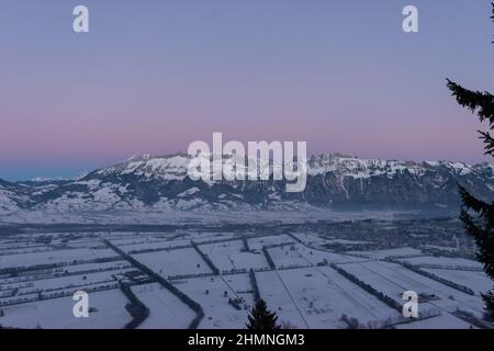 Planken, Liechtenstein, 13 gennaio 2022, il magnifico panorama montano svizzero e la valle del reno in prima mattinata in inverno Foto Stock