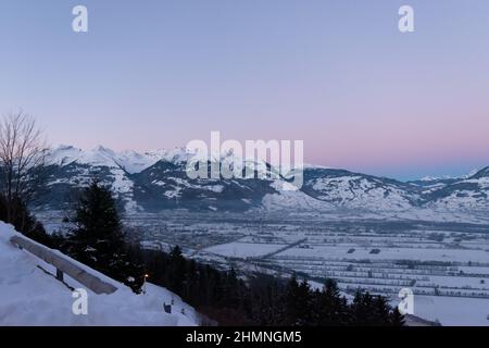 Planken, Liechtenstein, 13 gennaio 2022, il magnifico panorama montano svizzero e la valle del reno in prima mattinata in inverno Foto Stock