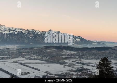 Planken, Liechtenstein, 13 gennaio 2022, il magnifico panorama montano svizzero e la valle del reno in prima mattinata in inverno Foto Stock