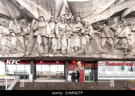 KFC sotto un monumento comunista a Minsk, Bielorussia Foto Stock