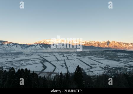 Planken, Liechtenstein, 13 gennaio 2022, il magnifico panorama montano svizzero e la valle del reno in prima mattinata in inverno Foto Stock