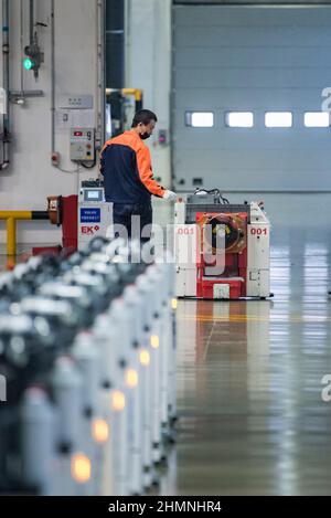 ZHANGJIAKOU, CINA - 11 FEBBRAIO 2022 - Un operaio opera attrezzature di produzione in un'officina di produzione di motori a Zhangjiakou, provincia di Hebei, febbraio 1 Foto Stock