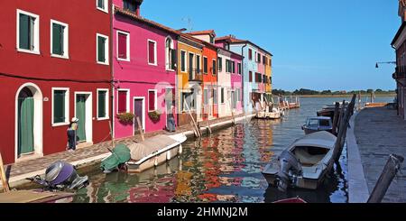 VENEZIA, ITALIA - 9 SETTEMBRE 2018: Si tratta del lungomare Fondamenta Pontinello Sinistra con case dai colori vivaci sull'isola di Burano. Foto Stock