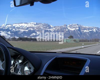 Schaan, Liechtenstein 19 febbraio 2019 guidare lungo le alpi innevate in una bella giornata Foto Stock