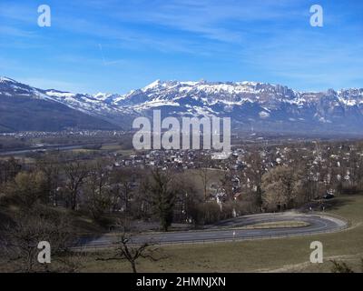 Vaduz, Liechtenstein, 26 febbraio 2019 Vista panoramica sulle maestose montagne sul lato svizzero Foto Stock