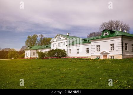 Yasnaya Polyana, Tula region, Russia - 15 maggio 2021: Casa Volkonsky nel Museo-Riserva di Stato tenuta dello scrittore Leo Tolstoy Yasnaya Polyana Foto Stock
